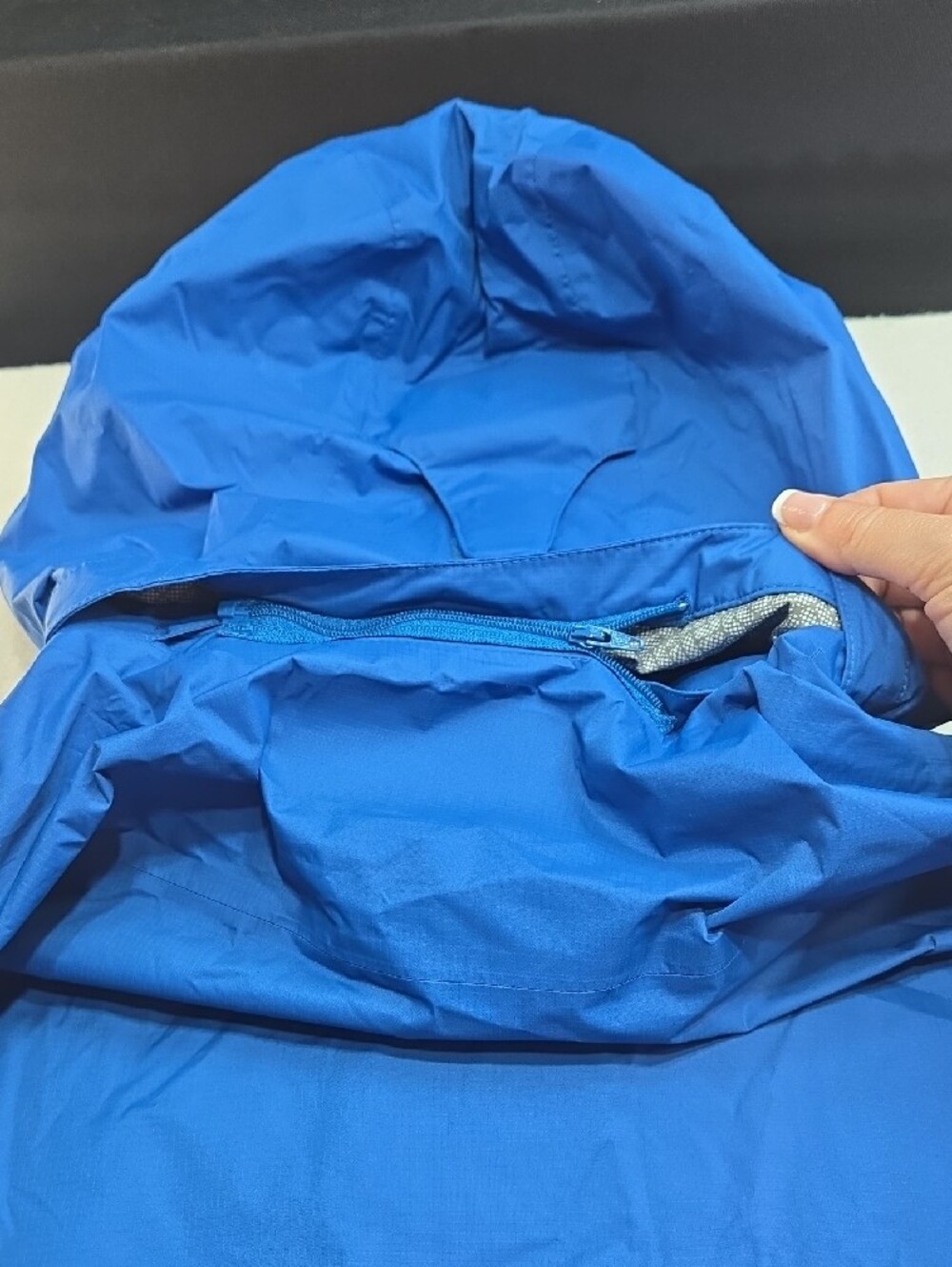 Columbia Woman's Blue Hooded Rain Jacket - Picture 7 of 9